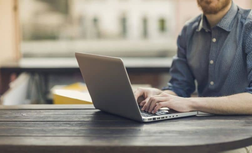 Ohjauspaneelin tai asetusten lukitseminen Windows 10: ssä 1 hombre laptop mesa 1