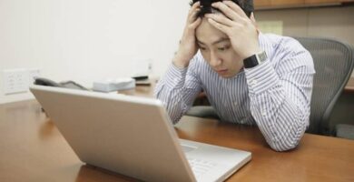 Kuinka tietää Windows -tietokoneeni malli ja sarjanumero - nopeasti ja helposti 34 hombre laptop mesa preocupado 1