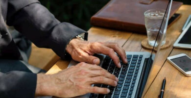 Toiveiden mukaisen ostoksen palauttaminen - Toiveet ja palautukset (esimerkki) 21 hombre laptop mesa 9142