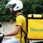 hombre moto paquete glovo