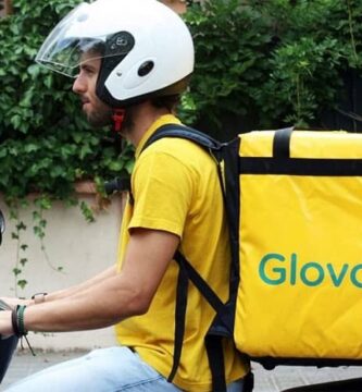 hombre moto paquete glovo