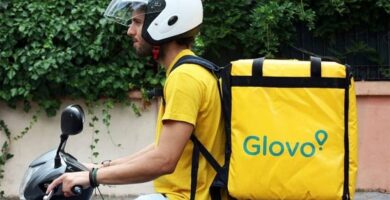 Kuinka työskennellä tai olla toimittaja Glovossa ratsastajana tai autolla? - Glovon työllisyys 10 hombre moto paquete glovo