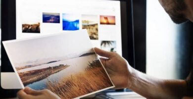 hombre sosteniendo fotografia