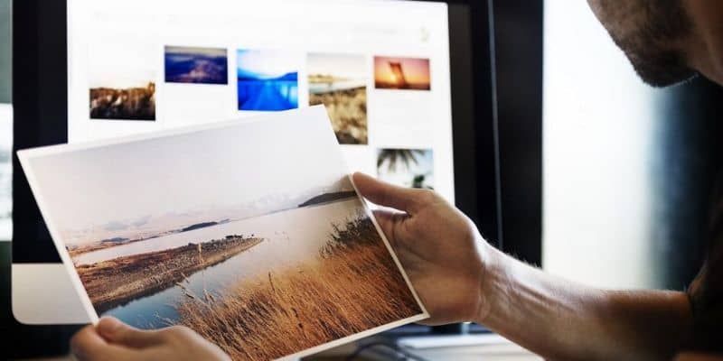 hombre sosteniendo fotografia