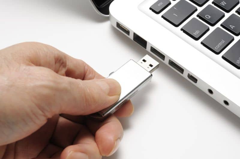 ingresando usb laptop