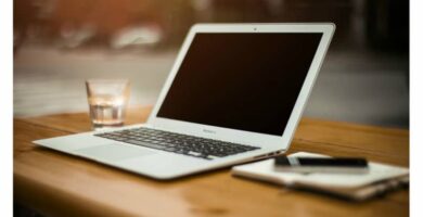 Kannettavan tietokoneen tai tietokoneen näytön korjaaminen tai kiertäminen, jos se on ylösalaisin (esimerkki) 12 laptop escritorio madera