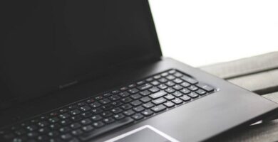 laptop negra apagada