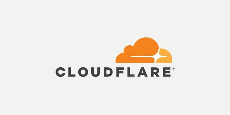 logo cloudflare fondo blanco letras negras icono naranja