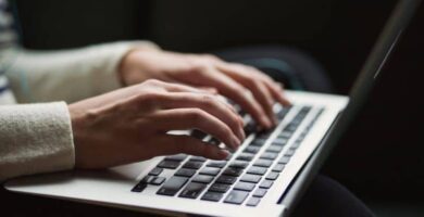 Kuinka maksimoida näytön tarkkuus Ubuntussa VirtualBoxissa 10 manos sobre laptop