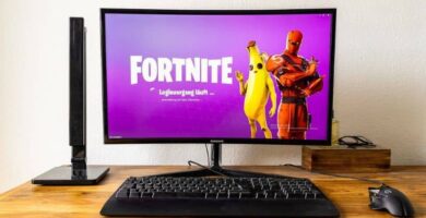 monitor con juego fortnite