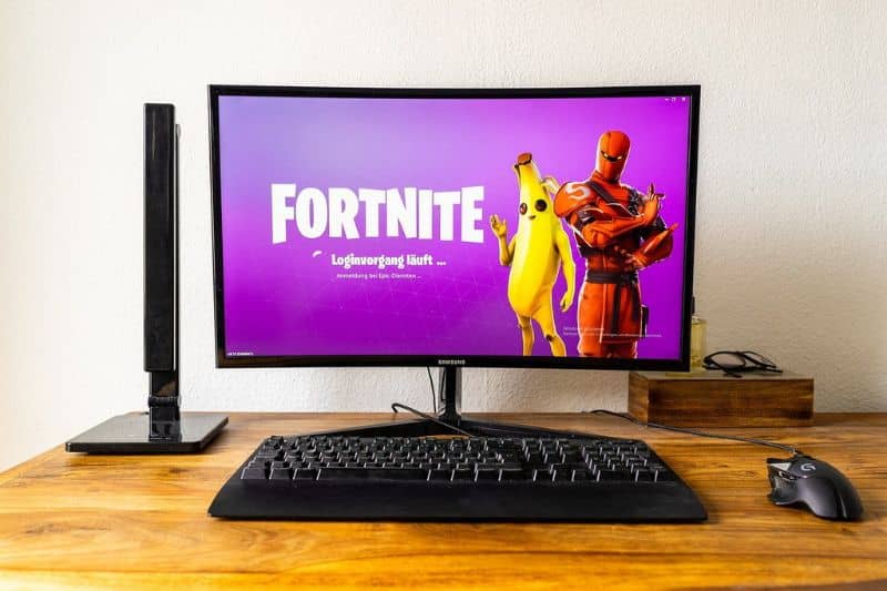 monitor con juego fortnite