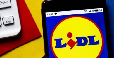 Kuinka asentaa ja päivittää Lidl Plus -sovellus ja aktivoida ilmainen tilisi? (Esimerkki) 4 movil con logo de lidl 9244