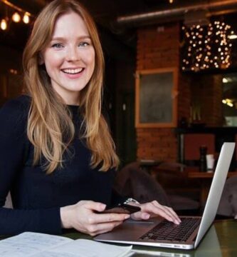 mujer computadora gerente 11475