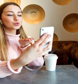 mujer con telefono 1