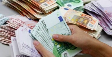 mujer contando euros efectivo 10230