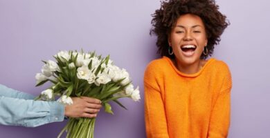 mujer encantada recibe flores 12917