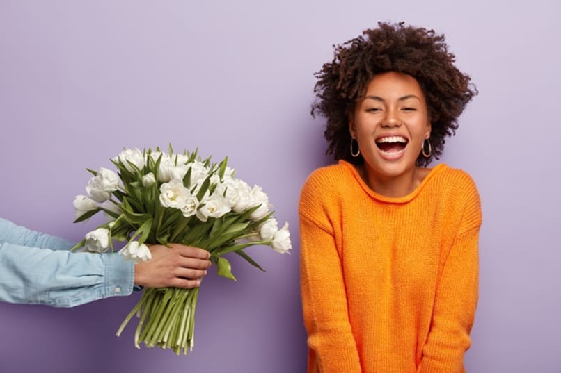 mujer encantada recibe flores 12917