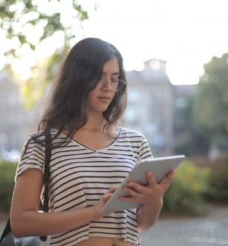 mujer ipad