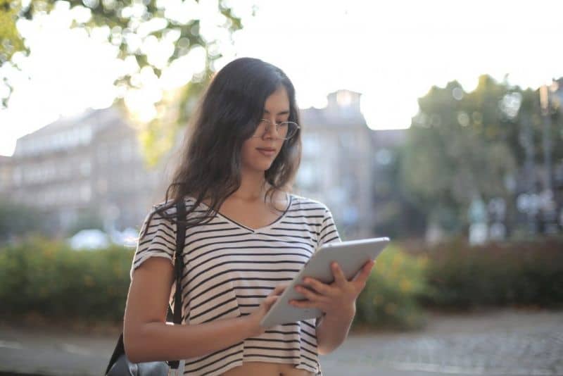 mujer ipad