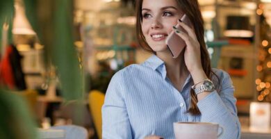 Mitkä ovat tärkeimmät kpi -indikaattorit ravintolan suorituskyvyn mittaamiseen? 32 mujer taza telefono restaurant 11234