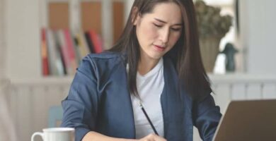 mujer trabajando pc portatil access