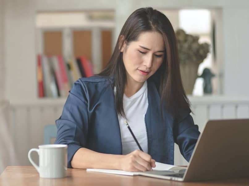 mujer trabajando pc portatil access