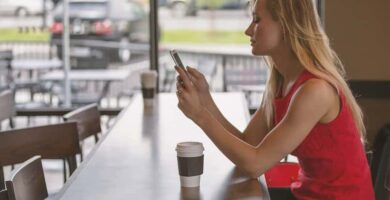 mujer utiliza celular cafe 11991