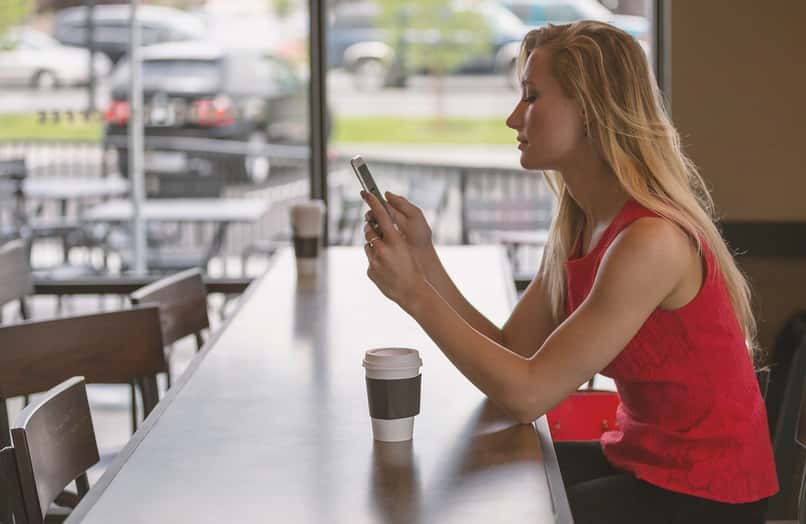 mujer utiliza celular cafe 11991