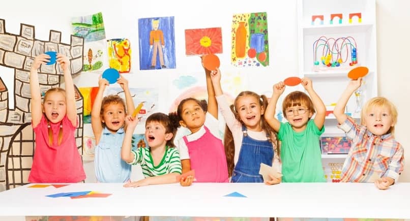 Mitkä ovat lastenhoidon tai päiväkodin parhaat nimet? 1 ninos contentos jugar centro educativo 10332