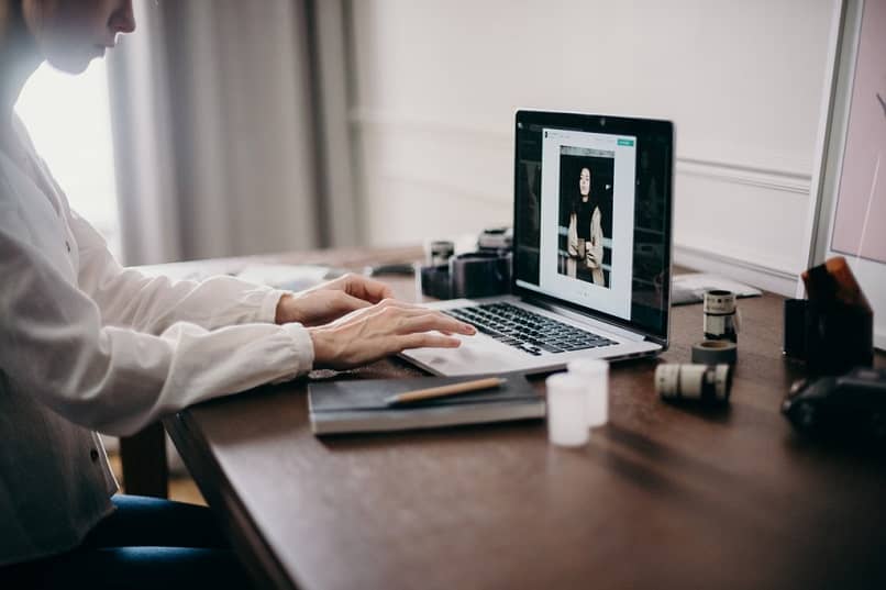 Videon tummentaminen tai vaalentaminen helposti ilmaisella Camtasia Studiolla (esimerkki) 1 persona escribiendo laptop