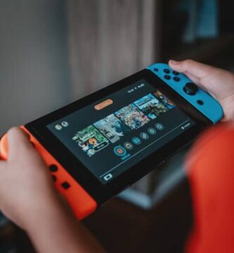 persona sostener consola nintendo switch 9861