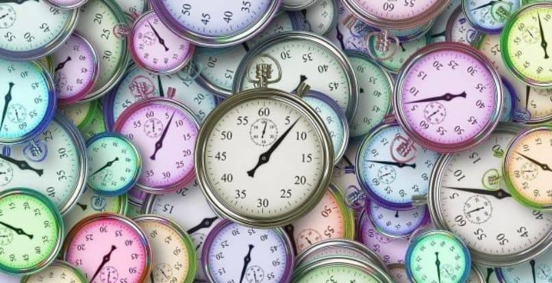Kellomuodon muuttaminen 24 tunnista 12: een Windows 10 -tietokoneessa (esimerkki) 1 relojes amontnados