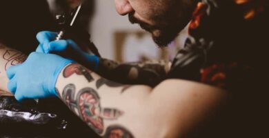 tatuador haciendo tatuajes 11707