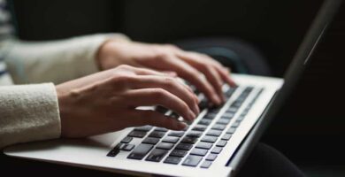 Valkoisen taustan lisääminen tai luominen valokuvilleni Photoshopissa helposti 20 teclado laptop manos 13313