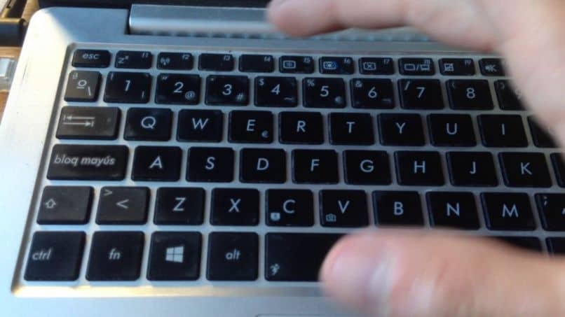 Kuinka tehdä Windows 10: stä kirjainkokoherkkä tiedostoissa 1 teclado mano mayuscula