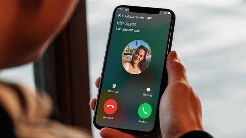 Kuka maksaa tai kuluttaa tietoja WhatsApp -videopuhelussa? 1 telefono mano hombre llamada