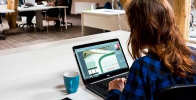 Tekstin ääriviivat tai tasoitukset Photoshopissa nopeasti ja helposti (esimerkki) 14 trabajando en ordenador
