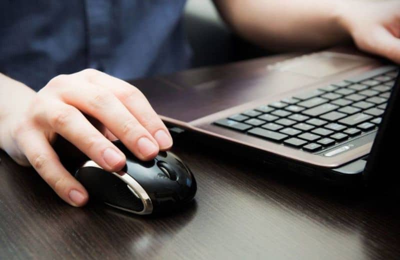 Kuinka voin poistaa tai ottaa käyttöön kaksoishiiren Napsauta Windows 10 -järjestelmää 1 usando mouse y laptop