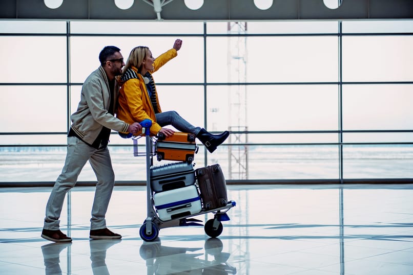 pari kantaa matkalaukkuja lentokentällä