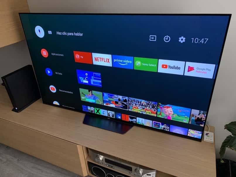 Android -tv -tv -ohjelmien valikko työpöydän näytöllä