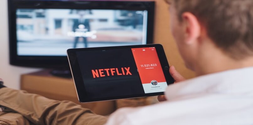 henkilö, joka käyttää netflix -sovellusta