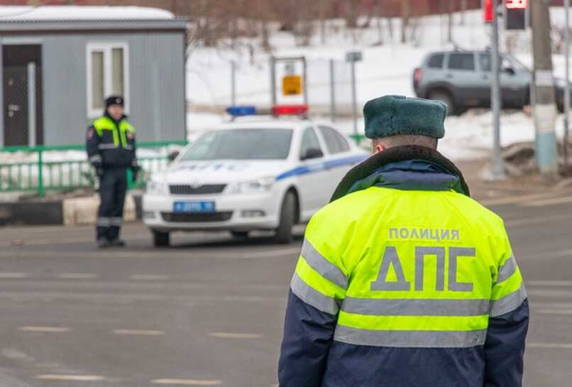 kuljettajia tarkastavat poliisit