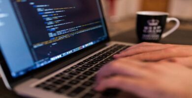 Käyttöjärjestelmät: Määritelmä, apuohjelmat ja tyypit - Yksityiskohtainen opas 26 escribiendo computadora 14563
