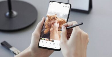 Älypuhelin: Mikä se on ja mihin se on tarkoitettu - Toiminnot ja ominaisuudet 24 persona usando smartphone 14304