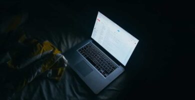 Kuinka tuntea henkilön Gmail etu- ja sukunimen mukaan 52 portatil sobre cama gmail 14705