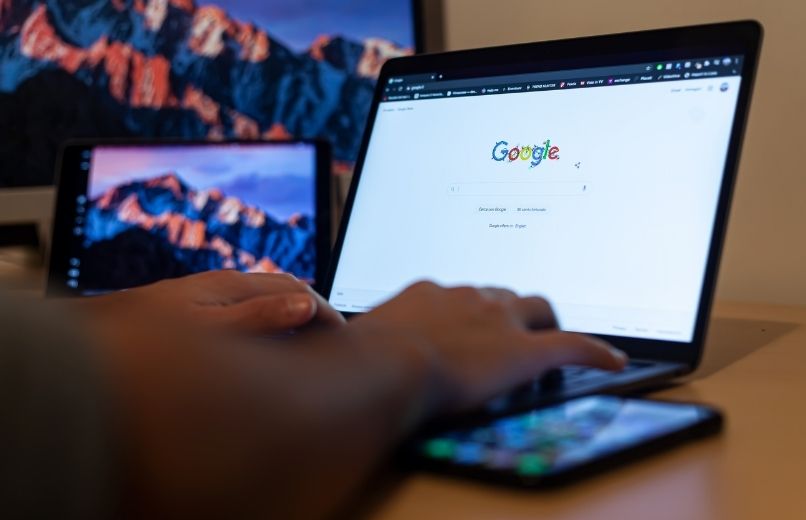 henkilö, joka tekee google-haun
