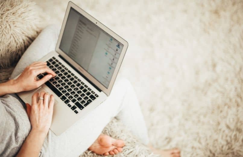nainen kirjoittaa tietokoneella