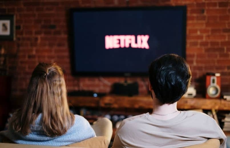 pari katsomassa Netflixiä televisiosta