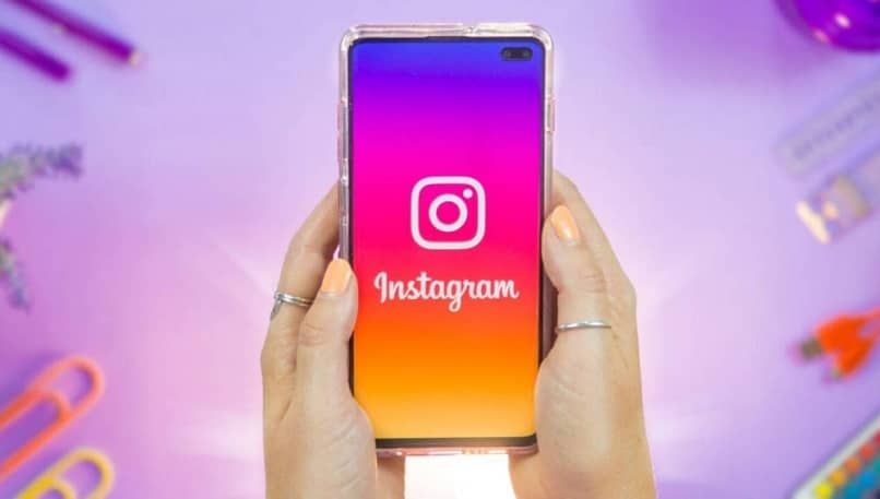 logo instagram smartphone manos 18802