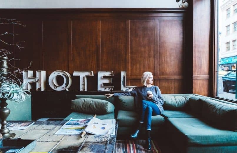 nainen hotellihuoneessa